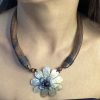 Collar flor nácar beis