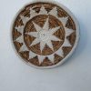 Plato de fibra natural bordado estrella puntas