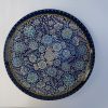 Plato llano con flores azules